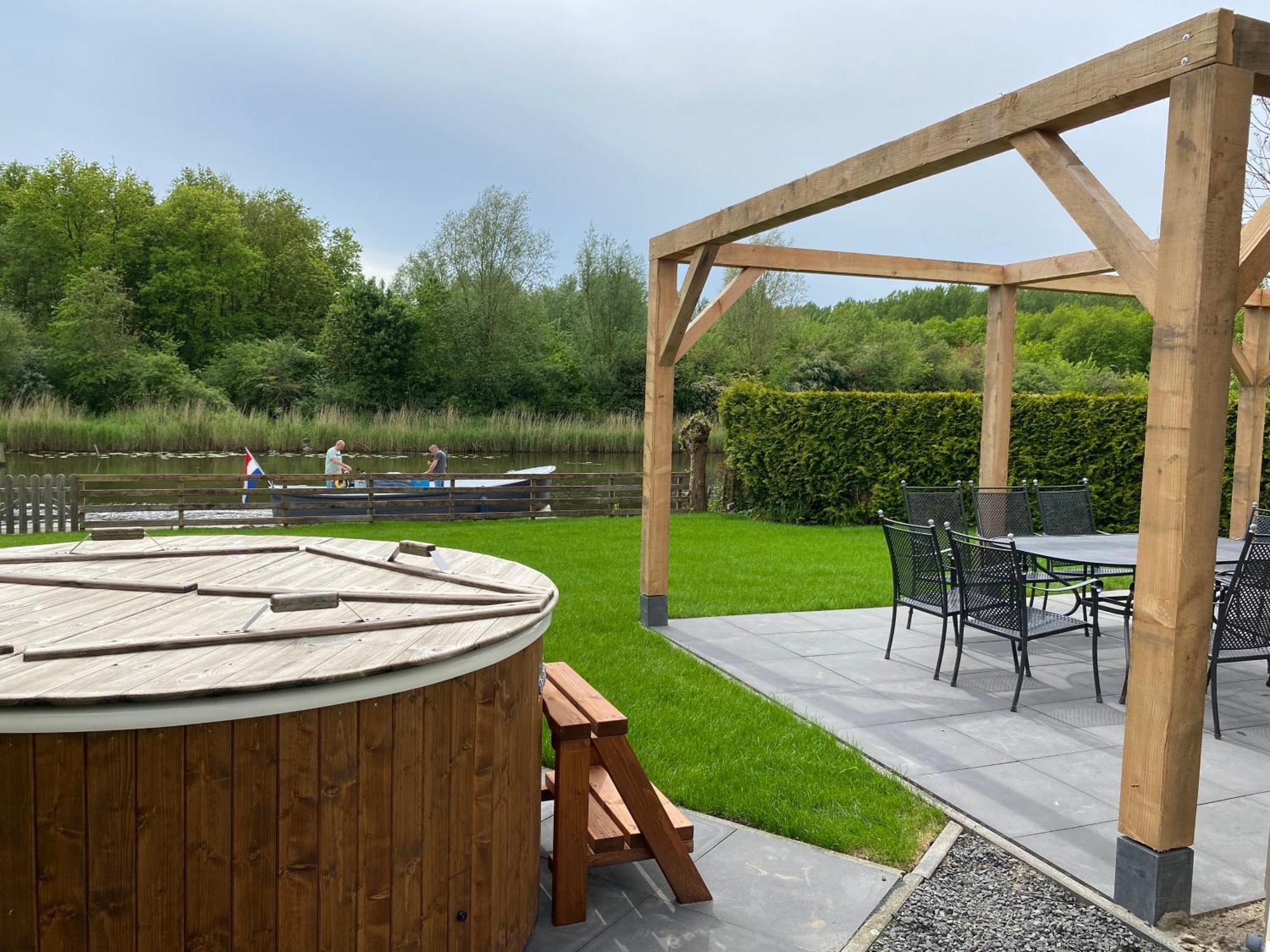Villa Riverside Met Hottub, Eigen Aanlegsteiger, Zwemtrap, Trampoline En Kano'S Zeewolde Exterior foto
