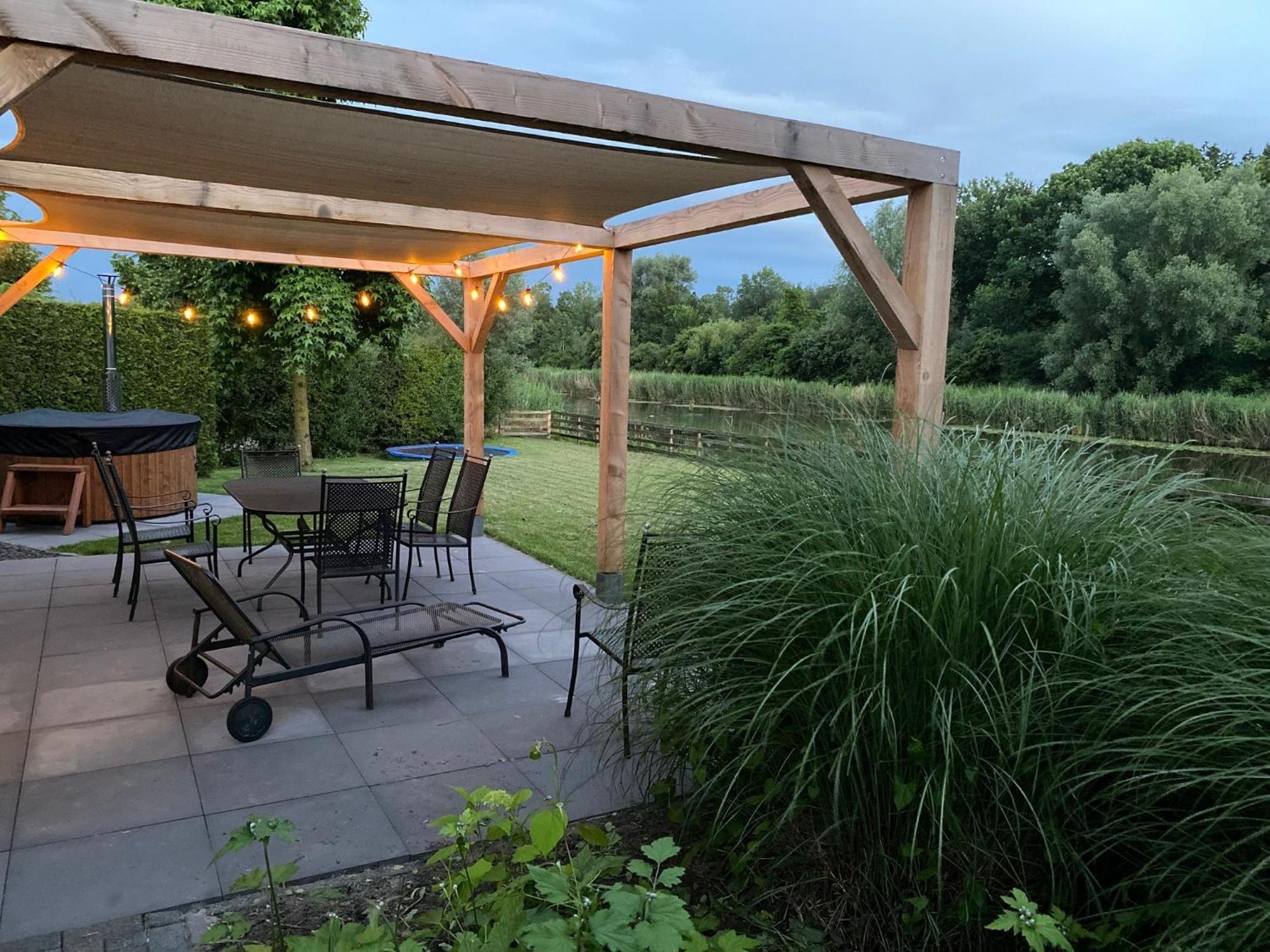 Villa Riverside Met Hottub, Eigen Aanlegsteiger, Zwemtrap, Trampoline En Kano'S Zeewolde Exterior foto